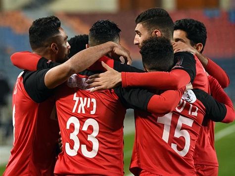 <STRONG>האורחת עלתה ליתרון!</STRONG> כיאל בעט מהנקודה הלבנה, ולמרות שניצן זינק לכיוון הנכון, הוא לא הצליח לעצור אותו! (ברני ארדוב)